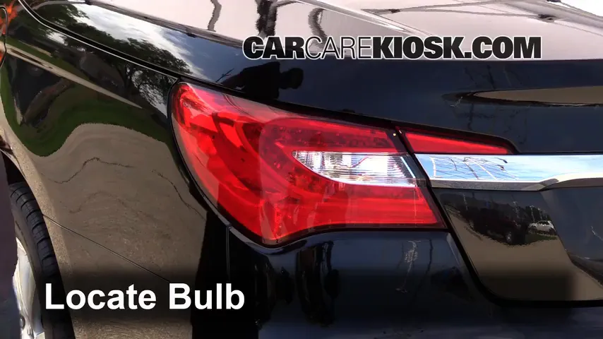2011 Chrysler 200 Touring 2.4L 4 Cyl. Convertible (2 Door) Éclairage Feux de position arrière (remplacer ampoule)